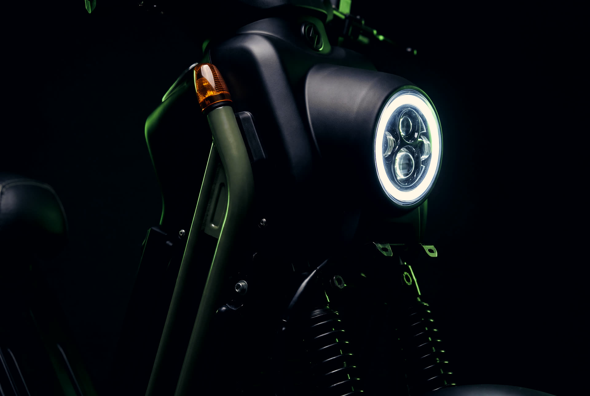 Challenger, phare à halo LED en détail, rendu studio sombre