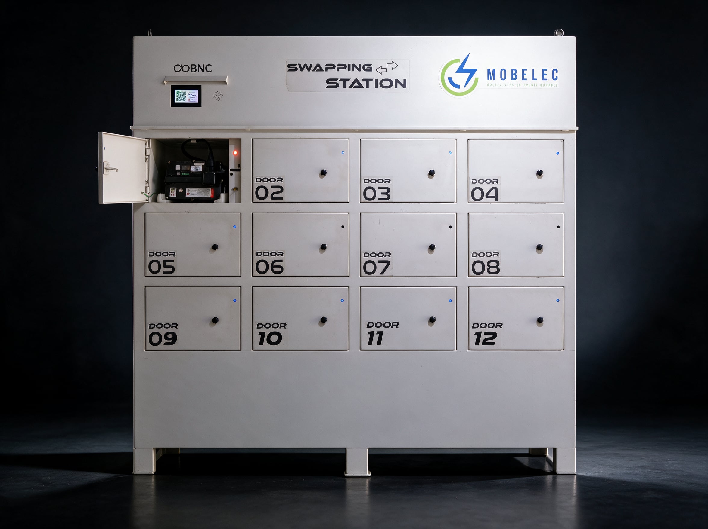 La station d'échange Mobelec : une armoire de douze portes de batteries, une porte ouverte sur une batterie en charge